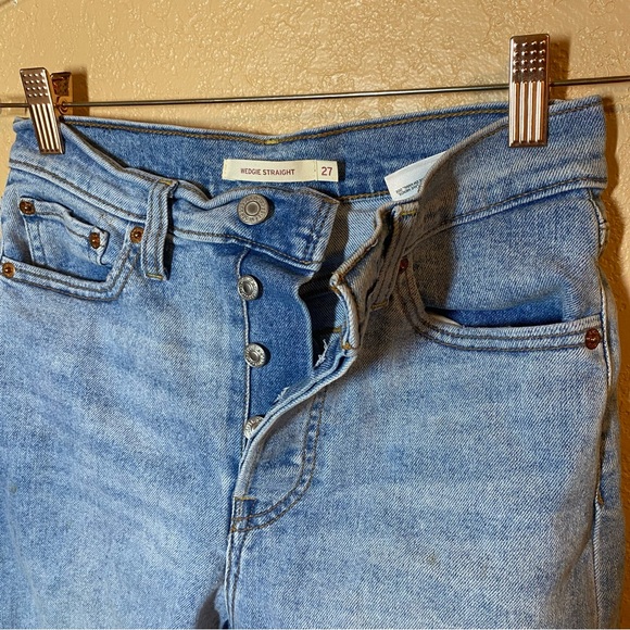 Levi's WEDGIE straight Denim Button Fly Distressed High Rise Jeans Size 27 - Picture 2 of 3